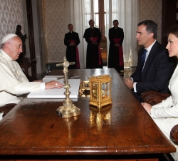 Sus Majestades los Reyes durante la audiencia con Su Santidad el Papa Francisco